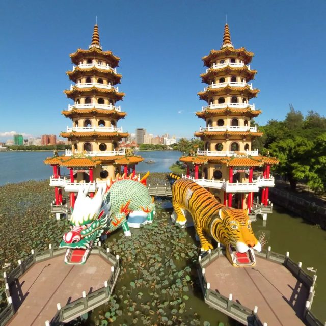 Wir wünschen Euch ein gesundes und glückliches Jahr 2024!  Wenn Ihr noch Glück für das neue Jahr gebrauchen könnt, kommt zum Lotus Pond in Kaohsiung! Hier warten die “Tiger and Dragon Pagodas“ auf euch. Wer durch den Drachenschlund hinein und durch das Maul des Tigers wieder herausgeht, bekommt Glück!  Das Neujahrsfest mit Feuerwerk findet in Taiwan jedoch an einem anderen Tag als bei uns statt. Wisst ihr, wann?  #taiwan #erlebetaiwan #neujahrintaiwan #Neujahr #Tigeranddragon