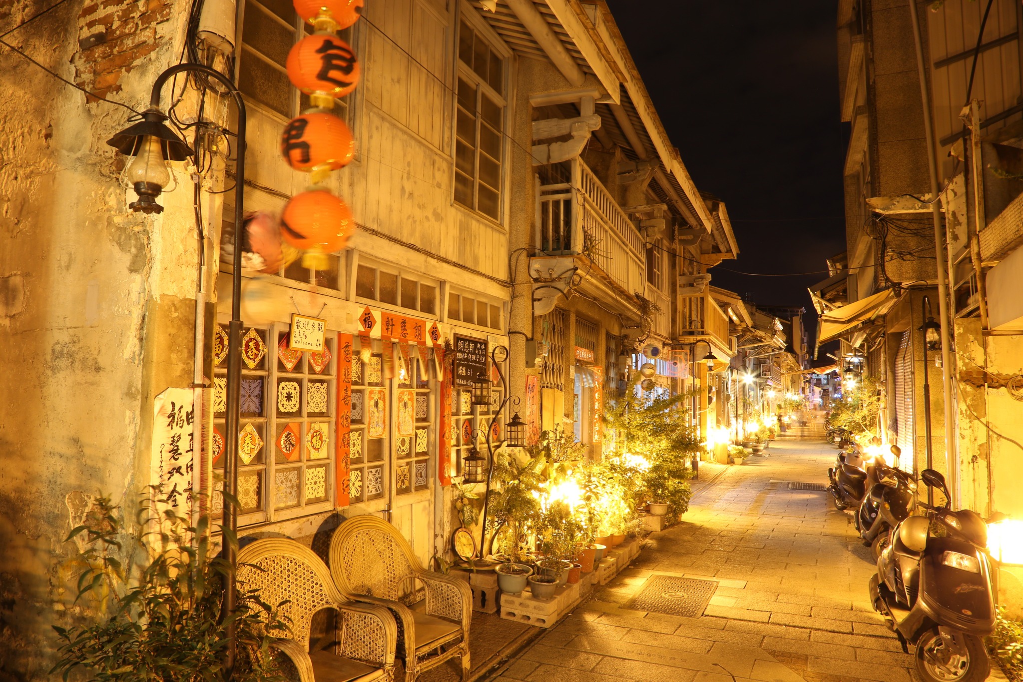 Eine der ältesten Straßen Taiwans ist die Shennong Street in Tainan. Hinter den über hundert Jahre alten, rekonstruierten Fassaden findet ihr Boutiquen, Cafés, Kunst, und natürlich köstlich taiwanisches Essen. Tagsüber oder nachts, hier könnt ihr euch unbesorgt in den quirligen Gassen ringsherum verlieren.  #taiwan #erlebetaiwan  #nightlifeintaiwan #CitylifeInTaiwan 
#taiwan #taiwantourism #taiwantravel #tainan