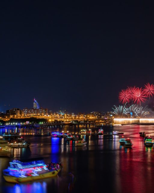 Ein Fest voller Licht & Tradition 🌕🏮
Zum Mid-Autumn Festival (Mondfest) trifft man sich in Taiwan, isst köstliche Mondkuchen 🥮 und bestaunt Laternen, die den Himmel erleuchten.  Typische Orte zum Erleben:
🏮 Taipeh Dadaocheng – Laternen & Straßenfeste
🥮 Bäckereien in Taipeh & Tainan – klassische Mondkuchen (rote Bohnen oder Lotus)
🌌 Familienpicknicks unter dem Vollmond  📌 Speichere diesen Post, wenn du Taiwan im Herbst besuchen möchtest.  👉 Welche Füllung würdest du probieren: rote Bohnen 🌰 oder Lotus 🌸?  📷 Shutterstock  #ErlebeTaiwan #TaiwanUrlaub #TaiwanCulture #MidAutumnFestival #MoonFestival #TaiwanFood #TaiwanTradition