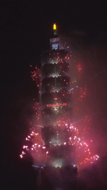 🎆 Silvester in Taipeh – Countdown mit Wow-Effekt!
Wenn am 31. Dezember der Himmel über der Stadt aufleuchtet, verwandelt das spektakuläre Feuerwerk des TAIPEI 101 die Nacht in ein unvergessliches Erlebnis. Feiere den Jahreswechsel mit Menschen aus aller Welt und begrüße das Jahr 2026 mit einem atemberaubenden Blick auf das funkelnde Taipeh! 🌃✨ 
Und wenn du den TAIPEI 101 besuchst: Schau unbedingt im Informationszentrum auf Ebene B1 vorbei und hol dir dein TAIPEI 101 Tourist Card Package – genieße Shopping, Kulinarik und tolle Souvenirs an einem Ort! 💸🍱  👉 Jetzt Tourist Card beantragen: https://taipei-101.tw/8bl8kk/