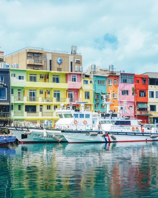 Der Zhengbin Fishing Harbor in Keelung ist heute einer der farbenfrohsten Orte im Norden Taiwans – doch ursprünglich war er ein einfacher Fischerhafen.  Die pastellfarbenen „Rainbow Houses“ entlang der Promenade wurden erst später gestaltet und haben den Hafen zu einem der beliebtesten Fotospots der Region gemacht. Ob Reflexionen am Wasser, maritime Atmosphäre oder farbenfrohe Architektur: Hier entstehen Motive, die sofort ins Auge fallen.  Mehr über diesen besonderen Ort findest du in der neuen Ausgabe von Travel in Taiwan. Link in Bio.  Welches Motiv würdest du zuerst fotografieren – Waterfront oder Häuserreihe?  📷 TTA - Travel in Taiwan  #TaiwanUrlaub #ErlebeTaiwan #Keelung #ZhengbinFishingHarbor #RainbowHouses