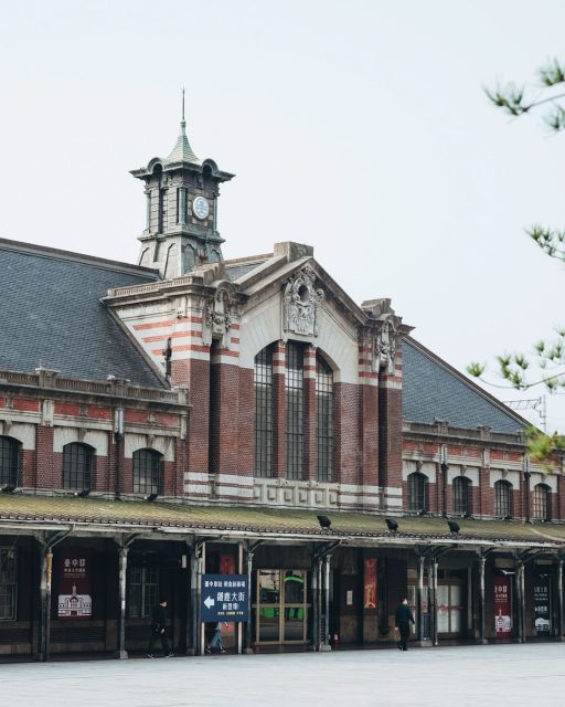 Taichung überrascht – mit kreativen Vierteln, moderner Architektur und historischen Schätzen, die sich alle bequem zu Fuß entdecken lassen.
Zwischen alten Bahnhofsgebäuden, Kulturzentren, offenen Parks und urbaner Kunst entfaltet sich das echte Herz der Stadt: entspannt, inspirierend und voller Kontraste. 🌿✨  👉 Mehr dazu in der aktuellen Travel in Taiwan-Ausgabe – Link in Bio.  📷 TTA - Travel in Taiwan  #ErlebeTaiwan #TaiwanUrlaub #Taichung #CityWalks #TravelInTaiwan #ExploreTaiwan