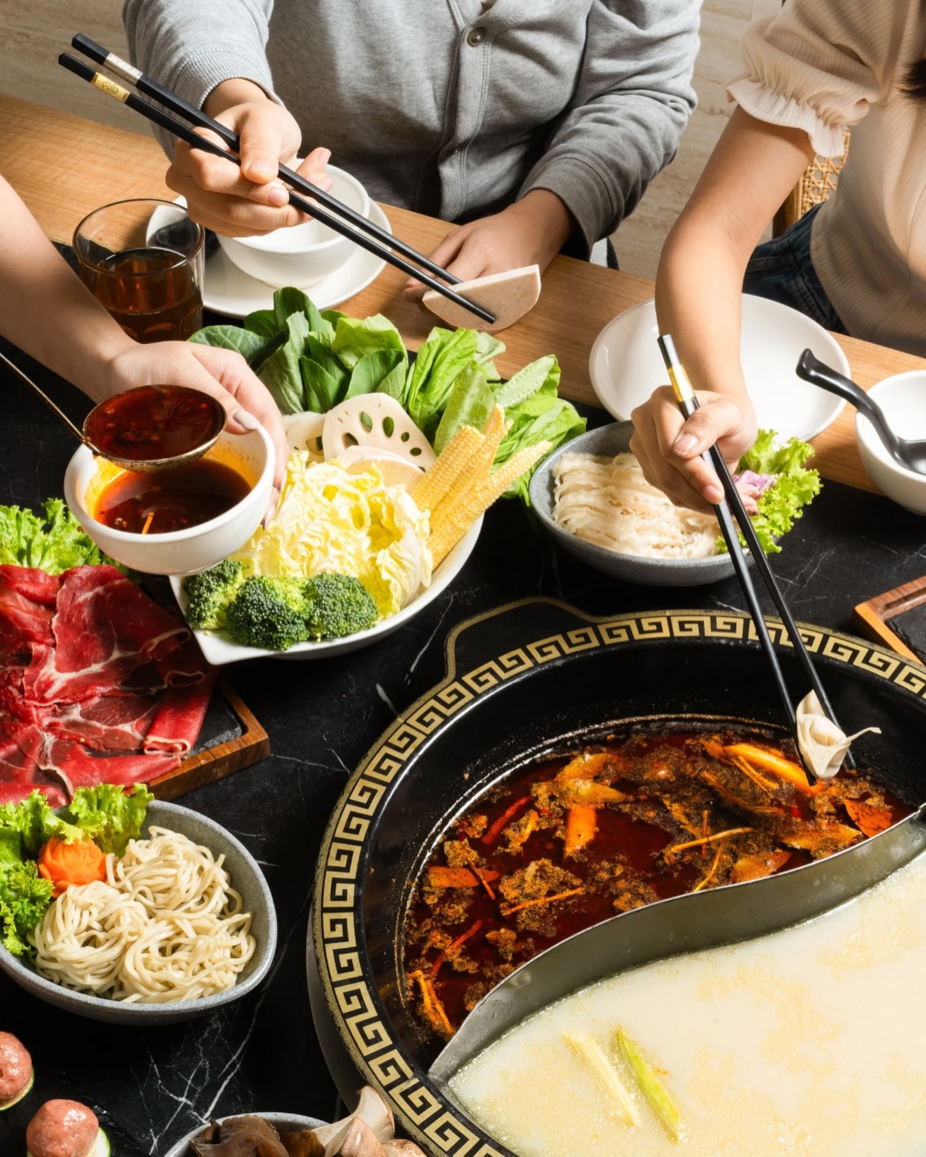 Winter in Taiwan bedeutet: Hot Pot.🍲
Brodelnde Brühe, frische Zutaten und gemeinsames Genießen – zusammensitzen, teilen, lachen und den Moment feiern. Hot Pot ist gelebte Esskultur und pures Wohlgefühl.  Welchen Hot Pot würdest du wählen?
Mild & aromatisch oder feurig & spicy?🔥🌿  📷 Shutterstock  #TaiwanUrlaub #ErlebeTaiwan #TaiwanFood #HotPot