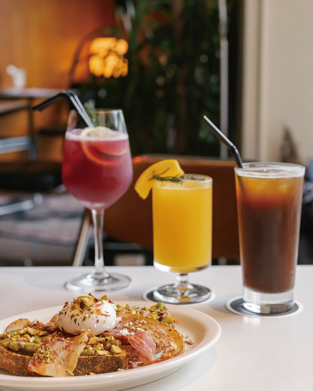 Taipei ist eine Stadt, die sich im Laufe des Tages neu erfindet.  Immer mehr Cafés folgen dem Konzept
„Coffee by day, Cocktails by night“:
Tagsüber genießt man hochwertigen Kaffee in ruhiger Atmosphäre, während sich dieselben Orte am Abend in stimmungsvolle Bars mit sanftem Licht und urbanem Flair verwandeln.  Einige Locations servieren Kaffee und Cock¬tails sogar ganztägig – darunter kreative Kreationen, die beide Welten verbinden.  👉 Perfekt für eine Pause zwischen Sightseeing, einen entspannten Nachmittag oder einen stilvollen Ausklang des Tages in Taipeh.  Mehr Inspiration findet ihr über den Link in unserer Bio.  📷 Taiwan Tourism Administration  #TaiwanUrlaub #ErlebeTaiwan #VisitTaiwan #TaipeiLife #Kaffeeliebe