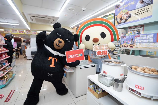Taiwan hebt Reisekomfort auf ein neues Level. ✨ 
Die Taiwan Tourism Administration und 7-ELEVEN verwandeln Convenience Stores in smarte Reise-Hubs. 
Einfach QR-Code scannen und sofort Zugriff auf den Taiwan E-Tour Guide, aktuelle Tipps und hilfreiche Services erhalten — schnell, intuitiv und genau dort verfügbar, wo du gerade bist. Auch der Taiwan Pass und touristische Vorteile lassen sich so noch einfacher nutzen. 
Der Service startet zunächst in Nord- und Osttaiwan und soll bis Juli schrittweise auf die gesamte Insel ausgeweitet werden. 
🌏 Über 7.000 Stores begleiten dich unterwegs — von spontanen Stopps bis zu neuen Entdeckungen. 
Mehr Infos findet ihr über den Link in unserer Bio. 
Reisen war noch nie so einfach.
Und Taiwan noch nie so nah.  #TaiwanUrlaub #ErlebeTaiwan #VisitTaiwan #TravelSmart