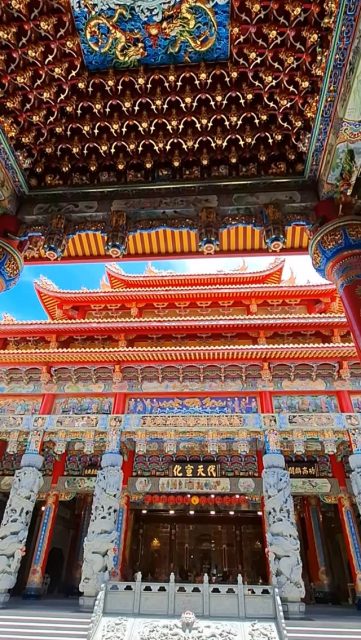 ✨ Dieser Tempel in Taiwan lässt jeden automatisch nach oben schauen. 
Der Xiantian Tempel in Chiayi beeindruckt mit kunstvollen Schnitzereien, leuchtenden Farben und vergoldeten Details. Zwischen Spiritualität, Architektur und jahrhundertealter Tradition entsteht eine Atmosphäre, die Besucher sofort in ihren Bann zieht. 
📍 Chiayi liegt etwa 1,5 Stunden südlich von Taipeh – bequem erreichbar mit der High-Speed Rail. 
🙏 Ein Moment der Ruhe – mitten in Taiwan. 
Besucht ihr Tempel, wenn ihr auf Reisen seid? 
🎥 Taiwan Tourism Administration 
#TaiwanUrlaub #ErlebeTaiwan #Chiayi #XiantianTemple #TaiwanCulture #TempleArchitecture #DiscoverTaiwan