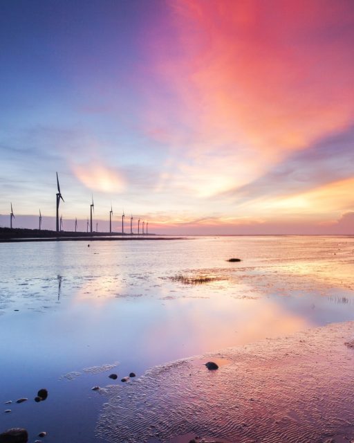 Wenn der Himmel das Meer berührt 🌊✨ 
Die Gaomei Wetlands an Taiwans Westküste sind bekannt für ihre endlosen Holzstege, Windräder und diese ganz besondere Magie bei Sonnenuntergang. 
Wenn sich Himmel, Wasser und Licht spiegeln, entsteht ein Moment, den man nicht vergisst. 
📍 Gaomei Wetlands, Taichung (Westküste Taiwans) 
👉 Meer oder Berge – wo geht für dich der perfekte Sonnenuntergang unter? 
📷 Shutterstock 
#TaiwanUrlaub #ErlebeTaiwan #SunsetLovers #TravelMoments #GaomeiWetlands #AsienReisen