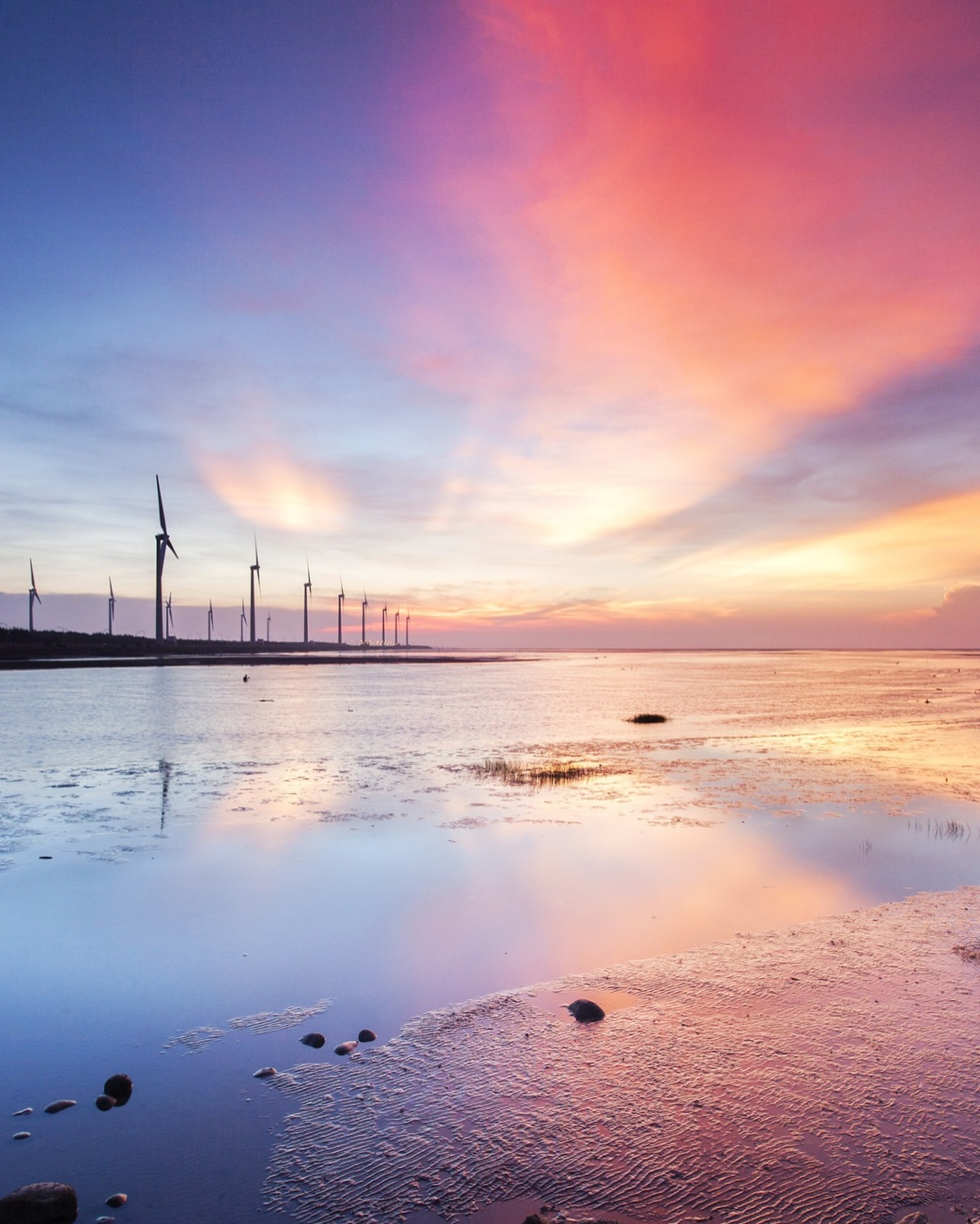 Wenn der Himmel das Meer berührt 🌊✨ 
Die Gaomei Wetlands an Taiwans Westküste sind bekannt für ihre endlosen Holzstege, Windräder und diese ganz besondere Magie bei Sonnenuntergang. 
Wenn sich Himmel, Wasser und Licht spiegeln, entsteht ein Moment, den man nicht vergisst. 
📍 Gaomei Wetlands, Taichung (Westküste Taiwans) 
👉 Meer oder Berge – wo geht für dich der perfekte Sonnenuntergang unter? 
📷 Shutterstock 
#TaiwanUrlaub #ErlebeTaiwan #SunsetLovers #TravelMoments #GaomeiWetlands #AsienReisen
