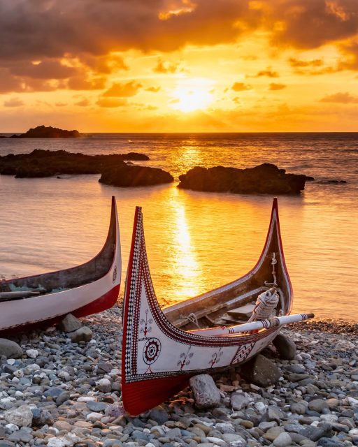 Ein Ort, an dem man nicht nur ankommt, sondern wirklich eintaucht.
 
In Taitung zeigt sich Taiwan von seiner ursprünglichsten Seite. Weite Küstenlandschaften, tropische Natur und vor allem eine lebendige indigene Kultur prägen die Region im Südosten der Insel.
 
Hier sind Traditionen kein Teil der Vergangenheit, sondern fester Bestandteil des Alltags. Taitung ist Heimat mehrerer indigener Gemeinschaften, deren Bräuche, Feste und Kunstformen bis heute gepflegt werden und Besucher*innen einen authentischen Einblick in Taiwans kulturelle Vielfalt geben.
 
Diese Verbindung aus Tradition und Gegenwart spiegelt sich auch in kulturellen Formaten wider, die Einflüsse aus verschiedenen Teilen der Welt aufgreifen und neu interpretieren. So findet am 13. und 14. April unter anderem ein Konzert des deutsch-taiwanischen Duos Soniante statt, das genau diese Vielfalt musikalisch aufgreift.
 
📷 Shutterstock
 
#TaiwanUrlaub #ErlebeTaiwan #Taiwan #Taitung #KulturReisen