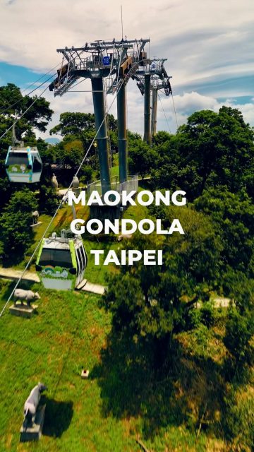 Über den Hügeln von Maokong Gondola wird es still.  Die Stadt rückt in die Ferne, unter dir ziehen grüne Teeplantagen vorbei.  Ein Moment zwischen Himmel und Erde.  Ganz unkompliziert erreichbar:
Mit der MRT bis Taipei Zoo Station und von dort direkt in die Gondel – auch mit der EasyCard.  Oben erwarten dich ruhige Teehäuser, weite Ausblicke – und Orte wie der Zhinan Temple, eingebettet indie grünen Hügel.  🎥 @seb.fa.muc  #TaiwanUrlaub #ErlebeTaiwan #Taipei #Maokong #SlowTravel #HiddenTaiwan