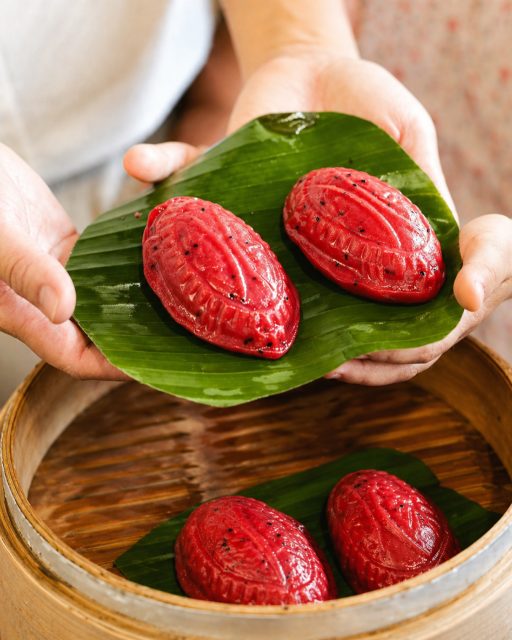 Das sieht aus wie ein Dessert – ist aber ein Stück Tradition. 
Im Süden Taiwans, in Tainan, gibt es einen Ort, an dem genau solche kleinen Details eine große Bedeutung haben. 
Im Houbi Rustic Women Village wirst du Teil eines Alltags, der stark von Handwerk und Gemeinschaft geprägt ist: Du formst traditionelle Reiskuchen von Hand – oft in charakteristischer Schildkrötenform, die für Glück und Langlebigkeit steht. 
Und ganz nebenbei versteht man, warum solche Rituale bis heute weitergegeben werden. 
Neben dem Reiskuchen-Workshop lassen sich vor Ort auch weitere handwerkliche Aktivitäten entdecken – z. B. kleine Schlüsselanhänger oder Armbänder gestalten oder eine traditionelle Reismühle besichtigen. 
Viele der Erlebnisse dauern weniger als eine Stunde – und geben doch einen überraschend tiefen Einblick in Taiwans Alltagskultur. 
Am Ende bleibt nicht nur die Erinnerung, sondern auch etwas, das man selbst geschaffen hat. 
Ein stiller, authentischer Blick auf Taiwan – abseits der bekannten Wege. 
#TaiwanUrlaub #ErlebeTaiwan #Tainan #KulturErleben #WavesOfWonder