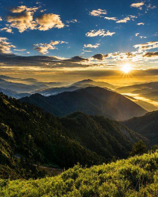 Über den Wolken stehen – und das ganz ohne anspruchsvolle Bergtour ⛰️☁️  Der Hehuanshan zählt zu den bekanntesten Hochgebirgsregionen Taiwans und gehört mit über 3.000 Metern Höhe zu den zugänglichsten Bergen des Landes. Das Besondere: Viele Aussichtspunkte lassen sich bequem mit dem Auto erreichen – perfekt für alle, die spektakuläre Berglandschaften erleben möchten, ohne stundenlang zu wandern.  Besonders beliebt ist die Region für:
✨ Sonnenaufgänge über dem Wolkenmeer
✨ klare Sternenhimmel auf über 3.000 Metern
✨ beeindruckende Panorama-Straßen durch die Berge
✨ angenehme Temperaturen im Sommer als Kontrast zur Hitze in den Städten  Hehuanshan liegt im zentralen Taiwan und ist besonders gut von Taichung aus erreichbar. Wer früh morgens unterwegs ist, wird oft mit einem atemberaubenden Blick über die Wolken belohnt.  Tipp: Auch ohne große Wanderung lohnt sich ein Stopp entlang der Mountain Roads – viele Aussichtspunkte liegen direkt an der Straße.  📷 Shutterstock  #TaiwanUrlaub #ErlebeTaiwan #Hehuanshan #TaiwanTravel #MountainViews #Wanderlust