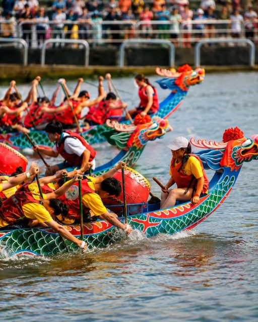 🐉🇹🇼 Wusstest du, dass das Dragon Boat Festival zu den ältesten traditionellen Festen Asiens gehört? 
Seine Ursprünge reichen mehr als 2.000 Jahre zurück. Auch heute noch wird das Fest in Taiwan mit spektakulären Drachenbootrennen, traditionellen Speisen und einer einzigartigen Atmosphäre gefeiert. 
Besonders beeindruckend: Ein Drachenboot-Team besteht oft aus bis zu 20 Paddlern, die sich exakt nach dem Rhythmus einer Trommel bewegen. Nur perfekte Synchronität führt zum Ziel. 
Ob in Taipeh, Tainan oder Kaohsiung – das Dragon Boat Festival verbindet Geschichte, Gemeinschaft und sportlichen Ehrgeiz auf eine Weise, die man am besten selbst erlebt. 
In diesem Jahr erreicht die Festivalstimmung in Taipeh ihren Höhepunkt, wenn am 19. Juni die traditionellen Drachenbootrennen die Stadt in ihren Bann ziehen. 
✨ Würdest du einmal bei einem Drachenbootrennen am Ufer stehen oder sogar selbst mitpaddeln?  📷 Shutterstock 
#TaiwanUrlaub #ErlebeTaiwan #Taiwan #DragonBoatFestival #TaiwanCulture