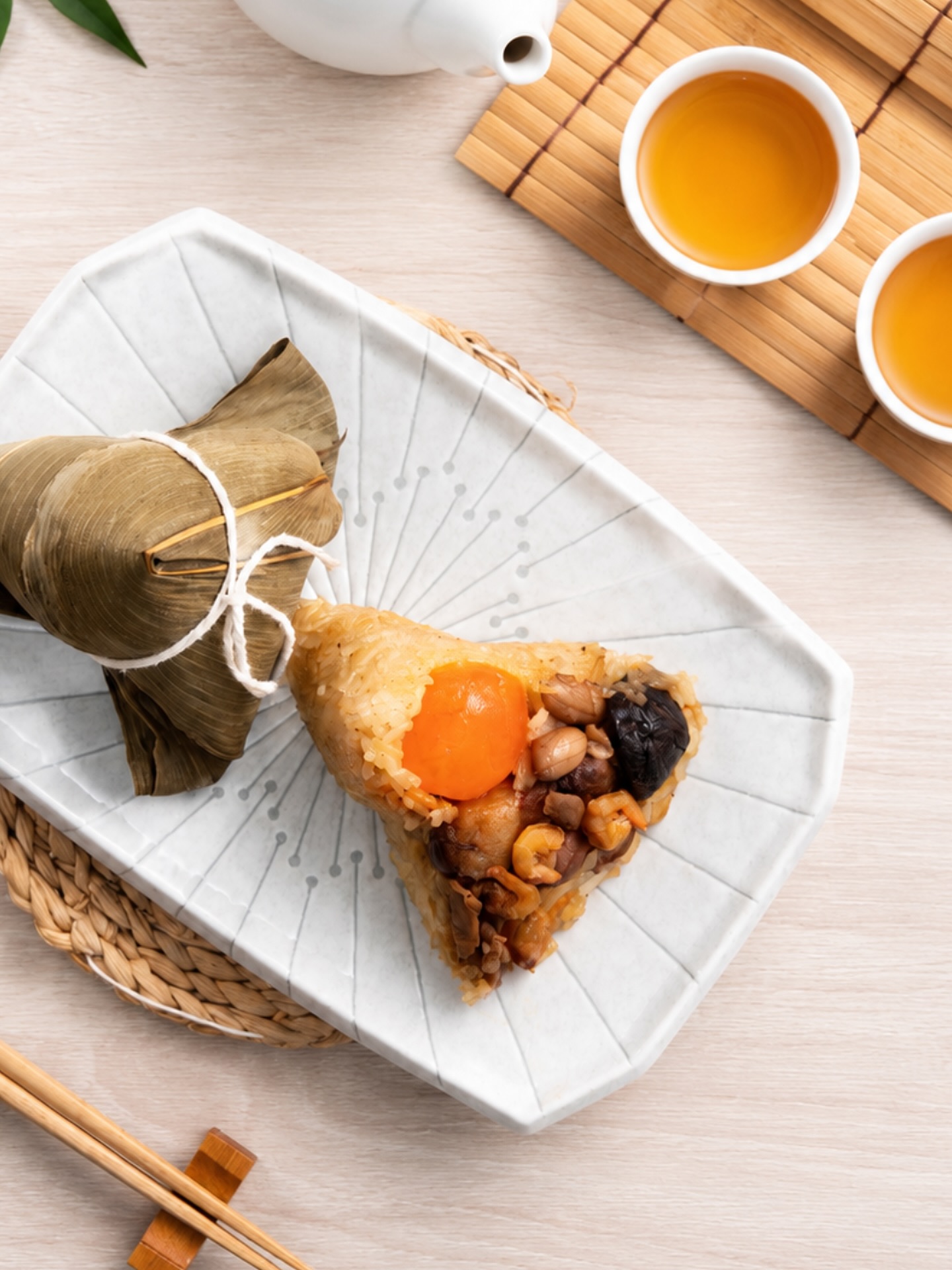 🥢 Taiwan schmeckt nach Tradition.  Rund um das Dragon Boat Festival gehören Zongzi zu den beliebtesten Spezialitäten Taiwans. Die mit Klebreis gefüllten Päckchen werden traditionell in Bambusblätter gewickelt und nach Rezepten zubereitet, die oft seit Generationen in den Familien weitergegeben werden.  💡 Wusstet ihr schon?  Je nach Region unterscheiden sich die Zutaten und Zubereitungsarten deutlich. Während einige Zongzi herzhaft mit Fleisch, Pilzen oder Eigelb gefüllt werden, gibt es auch süße Varianten mit Bohnenpaste oder anderen traditionellen Zutaten.  So erzählt jedes Zongzi ein kleines Stück regionaler Kultur und Familiengeschichte.  ✨ Habt ihr Zongzi schon einmal probiert – oder würdet ihr es gerne testen?  📷 Shutterstock  #TaiwanUrlaub #ErlebeTaiwan #TasteTaiwan #DragonBoatFestival #Zongzi #TaiwanFood