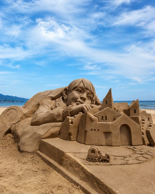 Aus Sand wird Kunst.🏖️
 
Nur rund eine Zugstunde von Taipeh entfernt liegt Fulong Beach – einer der beliebtesten Strände im Norden Taiwans. Jeden Sommer verwandelt sich die Küste in eine beeindruckende Open-Air-Galerie, wenn internationale Künstlerinnen und Künstler außergewöhnliche Sandskulpturen erschaffen.
 
📍 Wo liegt Fulong?
Fulong gehört zum Gongliao District in New Taipei City und eignet sich perfekt für einen Tagesausflug ab Taipeh.
 
🚆 So kommt ihr hin:
Mit der Taiwan Railway (TRA) erreicht ihr Fulong Station vom Taipei Main Station – je nach Zugverbindung – in etwa 60–90 Minuten. Von dort sind es nur noch rund 9 Minuten zu Fuß bis zum Strand und zum Festivalgelände. Die Strecke entlang der Nordostküste bietet dabei wunderschöne Ausblicke auf das Meer.
 
🗓️ Das Fulong International Sand Sculpture Festival 2026 findet vom 29. Mai bis 26. Oktober 2026 statt.
 
✨ Das diesjährige Motto lautet „Global Summer Sand Sculpture Party“. Besucherinnen und Besucher erwarten über 40 beeindruckende Sandskulpturen, darunter monumentale Werke, die von weltbekannten Filmklassikern und Abenteuerwelten inspiriert sind – unter anderem Jurassic World, E.T., Zurück in die Zukunft, Der weiße Hai, Kung Fu Panda, Shrek, Madagascar und Drachenzähmen leicht gemacht.
 
🧡 Ob als Tagesausflug oder Zwischenstopp auf eurer Taiwan-Reise – Fulong verbindet Kunst, Strand und Küstenlandschaft auf einzigartige Weise.
 
Wäre das ein Ausflugsziel, das ihr euch in Taiwan ansehen würdet? 🌊
 
📷 Shutterstock
 
#TaiwanUrlaub #ErlebeTaiwan #Fulong #NewTaipei #SandSculptureFestival #Reiseinspiration #Tagesausflug
