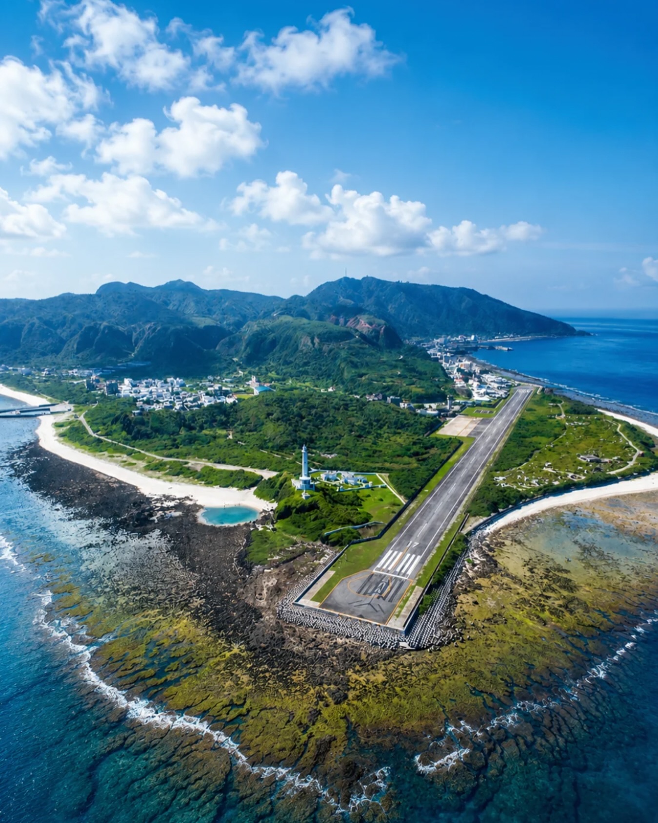 🌊 Vulkanische Landschaften, türkisblaues Meer und jede Menge Inselgefühl – Green Island gehört zu den schönsten Naturparadiesen vor Taiwans Ostküste.

Nur rund 40 Minuten mit der Fähre von Taitung City entfernt erwartet euch ein entspannter Rückzugsort. Dank ganzjährig angenehmer Wassertemperaturen, Sichtweiten von oft über 30 Metern und farbenprächtigen KorallenriRen ist Green Island besonders bei Tauch- und Schnorchelbegeisterten beliebt.

🧡 Noch mehr Inspiration zu Green Island und weiteren Inselhighlights findet ihr in der aktuellen Ausgabe von Travel in Taiwan – den Link findet ihr in unserer Bio.

📍 Green Island (Lüdao), Taiwan 

📷 Taiwan Tourism Administration

#TaiwanUrlaub #TaiwanTourismus #GreenIsland #TravelTaiwan #IslandEscape #Tauchen #Schnorcheln #Sommerurlaub #Fernweh