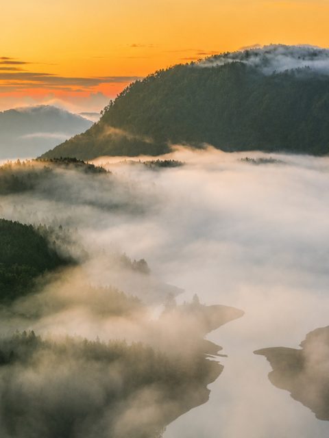 Hoch oben in Taiwans Bergen erwartet euch ein Ort, an dem die Natur den Takt vorgibt.

Im Taipingshan National Forest Recreation Area im Grenzgebiet der Landkreise Yilan County und Nantou County liegt der Cueifong Lake – eingebettet zwischen dichten Bergwäldern und mit seiner grün schimmernden Wasserfläche eine der beeindruckendsten Naturkulissen Taiwans. Auf rund 1.850 Metern Höhe ist er der höchstgelegene natürliche Bergsee der Insel und begeistert mit einer Atmosphäre, die je nach Wetter von klaren Ausblicken bis hin zu mystischen Nebelschwaden reicht.

Ob bei einer Wanderung durch die umliegenden Wälder oder einem Moment der Ruhe am See – der Cueifong Lake zeigt eine stille, ursprüngliche Seite Taiwans, die lange in Erinnerung bleibt.

📷 Shutterstock

#TaiwanUrlaub #ErlebeTaiwan #Cueifong Lake #NatureLovers #Wanderlust #VisitTaiwan #TaiwanNature