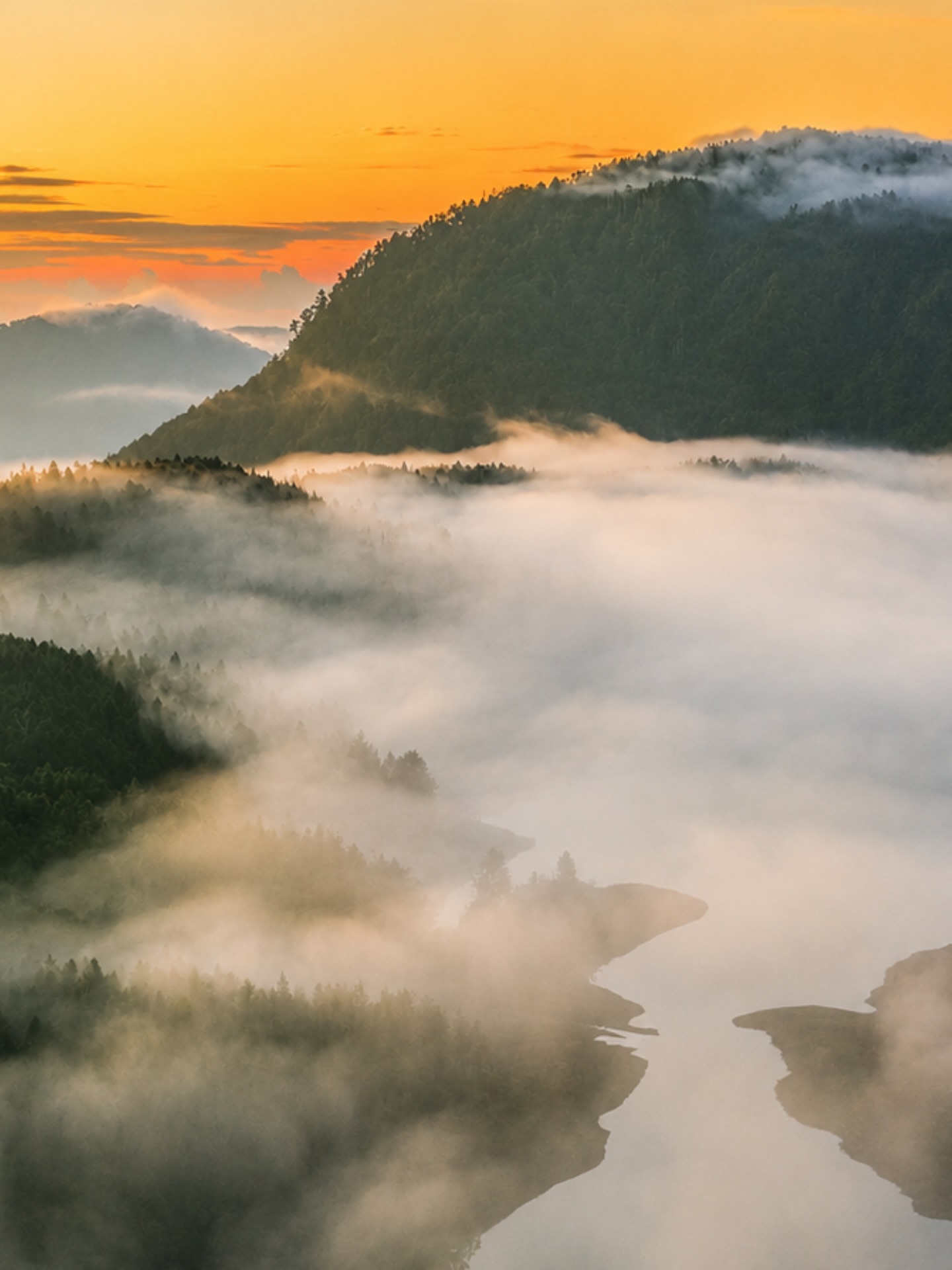 Hoch oben in Taiwans Bergen erwartet euch ein Ort, an dem die Natur den Takt vorgibt.

Im Taipingshan National Forest Recreation Area im Grenzgebiet der Landkreise Yilan County und Nantou County liegt der Cueifong Lake – eingebettet zwischen dichten Bergwäldern und mit seiner grün schimmernden Wasserfläche eine der beeindruckendsten Naturkulissen Taiwans. Auf rund 1.850 Metern Höhe ist er der höchstgelegene natürliche Bergsee der Insel und begeistert mit einer Atmosphäre, die je nach Wetter von klaren Ausblicken bis hin zu mystischen Nebelschwaden reicht.

Ob bei einer Wanderung durch die umliegenden Wälder oder einem Moment der Ruhe am See – der Cueifong Lake zeigt eine stille, ursprüngliche Seite Taiwans, die lange in Erinnerung bleibt.

📷 Shutterstock

#TaiwanUrlaub #ErlebeTaiwan #Cueifong Lake #NatureLovers #Wanderlust #VisitTaiwan #TaiwanNature