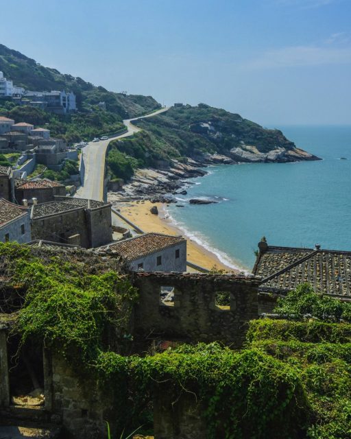 Taiwan – aber anders.🏝🇹🇼

Dramatische Küsten, traditionelle Dörfer, Leuchttürme und ganz viel Inselgefühl: Willkommen auf den Matsu Islands.
🌊

Die Inselgruppe zeigt eine Seite Taiwans, die viele Reisende noch gar nicht auf dem Radar haben. Hier treffen raue Küstenlandschaften auf kleine Orte mit ganz eigenem Charakter, historische Architektur und beeindruckende Ausblicke aufs Meer.

Wer Taiwan abseits der bekannten Routen entdecken möchte, findet auf Matsu eine spannende Ergänzung zur Hauptinsel – entschleunigt, landschaftlich beeindruckend und überraschend anders.

✨ Ein Reiseziel für alle, die noch ein bisschen tiefer in die Vielfalt Taiwans eintauchen möchten.

Speichert euch Matsu für eure nächste Taiwan-Reise. 🇹🇼

📷 Shutterstock

#TaiwanUrlaub #ErlebeTaiwan #MatsuIslands #Matsu #TaiwanTravel #TaiwanReise #TaiwanEntdecken #AsienReise #VisitTaiwan