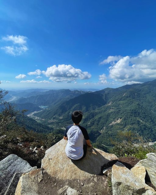 Erst Gipfel. Dann Hot Spring. ⛰️♨️  Mitten in der Bergwelt Zentraltaiwans, östlich von Taichung, liegt Guguan – eine Region, die vor allem für ihre Wanderwege und natürlichen heißen Quellen bekannt ist. 🌿

Rund um Guguan liegen die sogenannten „Seven Heroes of Guguan“ – sieben markante Berggipfel, die mit ganz unterschiedlichen Wanderungen und beeindruckenden Ausblicken auf die bewaldete Berglandschaft locken. 🥾⛰️
Und nach der Wanderung?

Wanderschuhe aus, lokale Küche genießen und anschließend ab ins warme Thermalwasser. ♨️ Genau diese Kombination macht Guguan zu einem dieser Orte, an denen aus einem Ausflug schnell ein ganzer Taiwan-Tag wird.

✨ Hike. Eat. Soak. Repeat.

Wäre das euer perfekter Tag in Taiwan? 👇

📸 Shutterstock

#TaiwanUrlaub #ErlebeTaiwan #Guguan #TaiwanHiking #HikingTaiwan #HotSprings #OutdoorTaiwan