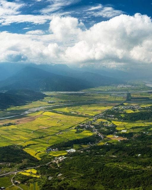 Taiwan schmeckt hier nach Landschaft.🌾🥢 🇹🇼

Im Osten Taiwans, zwischen Hualien und Taitung, erstreckt sich das East Longitudinal Valley über mehr als 150 Kilometer. Weite Reisfelder, grüne Berge, Flüsse und kleine Ortschaften prägen die Landschaft dieser
besonderen Region.🌿

Wer hier unterwegs ist, entdeckt eine ruhigere, ländlichere Seite Taiwans – und eine Region, in der
Landschaft, Landwirtschaft, lokale Kultur und Küche eng miteinander verbunden sind.

Und genau deshalb lohnt es sich hier, Taiwan nicht nur anzuschauen, sondern auch zu probieren. 🥢

🍚 Reis und saisonale Produkte aus der Region
🥜 lokale Spezialitäten wie Erdnüsse aus Fenglin
🥚 regional erzeugte Lebensmittel
🥢 traditionelle Gerichte und Aromen, die eng mit den Menschen und ihrer Heimat verbunden sind

Wie viele Geschichten hinter diesen Lebensmitteln und Traditionen stecken, zeigt die Videoreihe „A Valley to Savor“. In fünf Episoden geht es durch das East Longitudinal Valley – von beeindruckenden Landschaften über lokale Küche und Handwerk bis hin zu regionalen Produzenten.

✨ Unser Tipp: Wer Taiwan gerne über seine Küche und die Menschen dahinter entdeckt, sollte bei einer Reise durch den Osten unbedingt Zeit für das East Longitudinal Valley einplanen.

🎬 Neugierig geworden? Die fünf Episoden von „A Valley to Savor“ findet ihr über den Link in unserer Bio – mit englischen Untertiteln.

Was entdeckt ihr auf Reisen am liebsten: Landschaft🌿oder lokale Küche🥢– oder am besten beides?👇 

📸 Shutterstock

#TaiwanUrlaub #ErlebeTaiwan #VisitTaiwan #EastLongitudinalValley #Hualien Taitung TaiwanFood