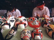 Die Herstellung der Oprn-Masken ist eine Kunst
