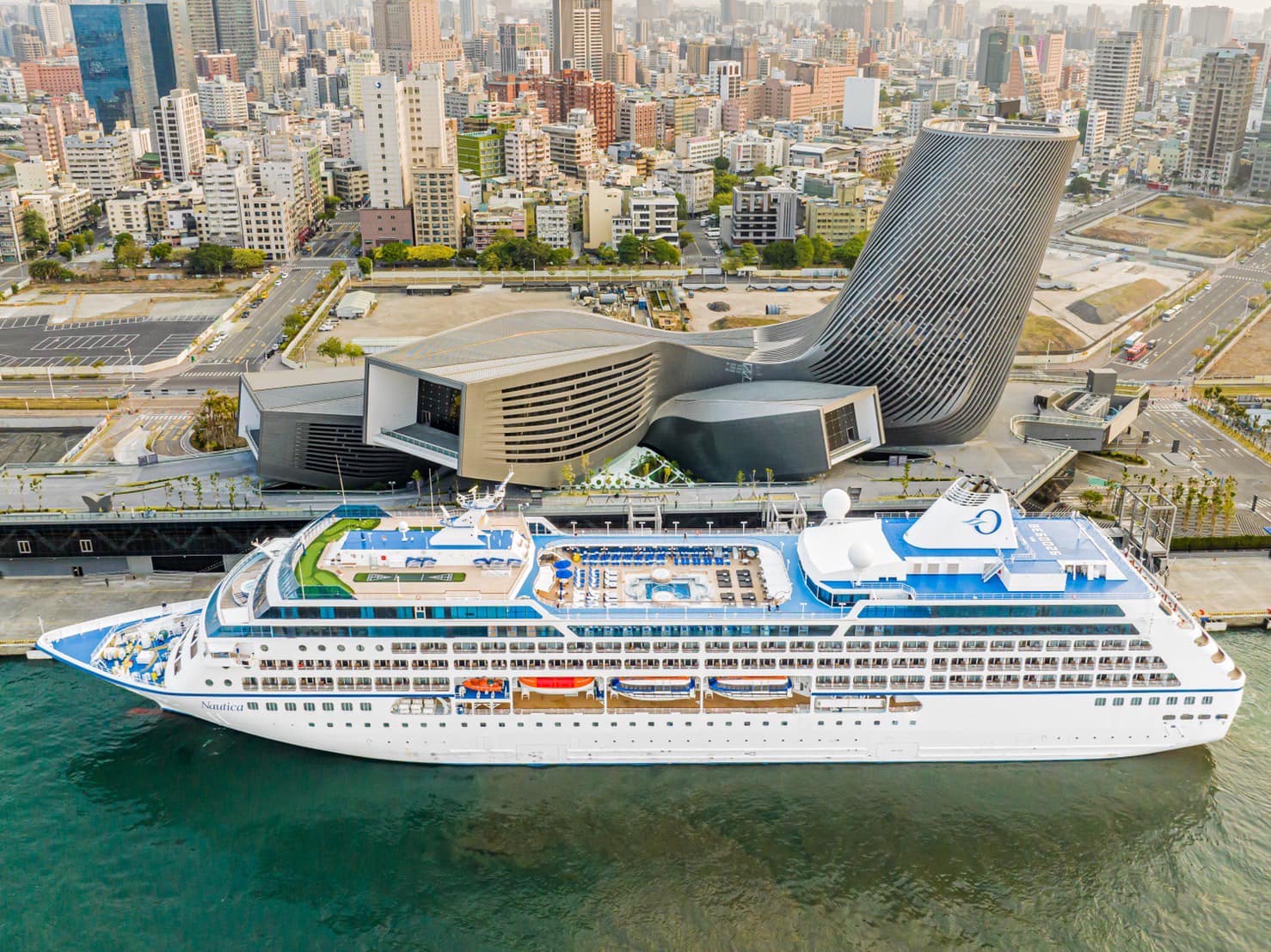 Illustrationsbild: Kreuzfahrthafen von Kaohsiung mit angelegtem Kreuzfahrtschiff