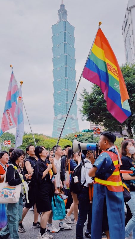 Taiwan Pride Parade mit Besuchern und Taipei 101 im Hintergrund 