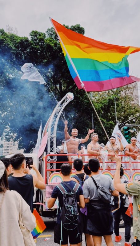 Taiwan Pride in Taipei _ Besucher vor Umzugswagen mit Tänzern