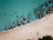 Lufaufnahme: Kristallklares Wasser am Sandstrand von Kenting im Süden Taiwans.