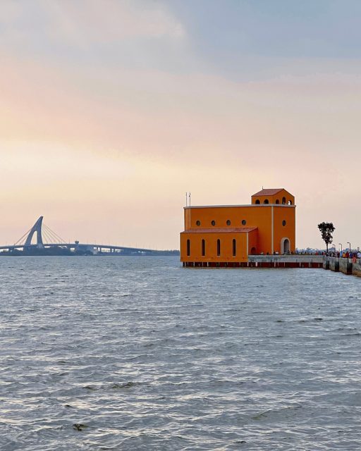 🌅 Manchmal sind es die ruhigsten Orte, die die schönsten Erinnerungen hinterlassen.

Im Süden Taiwans, im Landkreis Pingtung, lädt die Dapeng Bay dazu ein, einen Gang herunterzuschalten. Ob bei einer entspannten Fahrradtour entlang der Lagune, einer Bootsfahrt oder mit frischen Meeresfrüchten direkt am Wasser – hier erlebt ihr Taiwan von seiner gelassenen Seite.

Wenn die Sonne den Himmel in warme Gold- und Orangetöne taucht, entfaltet die Dapeng Bay ihren ganz besonderen Zauber – der perfekte Ausklang eines Urlaubstags.

📷 Shutterstock

#TaiwanUrlaub #TaiwanTourismus #DapengBay #TravelTaiwan #SlowTravel #SunsetLovers #VisitTaiwan