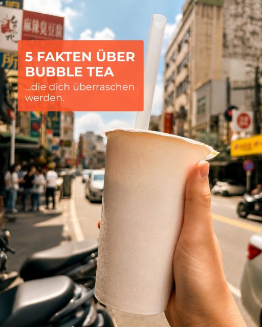 🧋 Bubble Tea gehört heute zu den beliebtesten Getränken weltweit – seinen Ursprung hat er jedoch in Taiwan. 🇹🇼 

Ob klassisch mit schwarzem Tee, cremig mit Milch oder fruchtig und erfrischend – Bubble Tea ist aus Taiwans
Genusskultur nicht mehr wegzudenken.

Hier sind 5 spannende Fakten:
🧋 Bubble Tea wurde in den 1980er-Jahren in Taiwan erfunden.
🧋 Die beliebten Tapiokaperlen bestehen hauptsächlich aus Tapiokastärke, die aus der Maniokwurzel (Cassava) gewonnen wird.
🧋 In Taiwan gibt es unzählige Variationen – von klassischem Milk Tea bis hin zu fruchtigen Kreationen.
🧋 Viele Bubble-Tea-Shops bereiten jedes Getränk frisch zu und passen Süße sowie Eis individuell an.
🧋 Für viele Menschen in Taiwan gehört ein Bubble Tea einfach zum Alltag.

💬 Welche Sorte ist dein Favorit? 
🤎 Classic Milk Tea
🍓 Fruchtig
🥭 Mango
🧋 Brown Sugar

Schreib es uns in die Kommentare!👇

#Taiwan #TaiwanUrlaub #BubbleTea #VisitTaiwan #TravelAsia #FoodLover #DiscoverTaiwan #TeaCulture