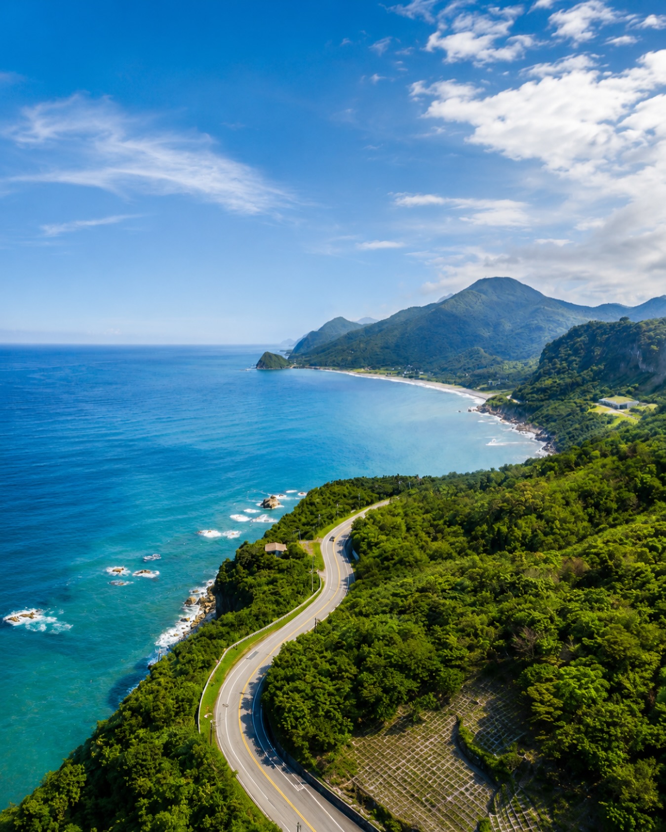 🌊 Es gibt Orte, an denen jede Kurve eine neue Aussicht eröffnet.

An Taiwans Ostküste treffen türkisblaues Meer, beeindruckende Berglandschaften und spektakulärePanoramastraßen aufeinander. Hier liegen Natur und Abenteuer oft nur wenige Minuten voneinander entfernt.

Ob ihr entlang der Küste unterwegs seid, versteckte Buchten entdeckt oder einfach den Blick über den Pazifikschweifen lasst – genau diese Vielfalt macht Taiwan zu einem ganz besonderen Reiseziel.

✨ Darauf könnt ihr euch freuen:
🌊 Traumhafte Küsten
⛰ Beeindruckende Berglandschaften
🚗 Panoramastraßen mit unvergesslichen Ausblicken
🌿 Natur, die zum Entdecken einlädt

💬 Was wäre euer perfekter Tag in Taiwan?

📷 Shutterstock

#TaiwanUrlaub #VisitTaiwan #Taiwan #DiscoverTaiwan #TravelAsia #NatureLovers #RoadTrip #OceanView
