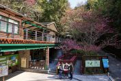 Besucher vr dem Xuejian Recreation Area Visitor Center im Shei-Pa-Nationalpark in Taiwan