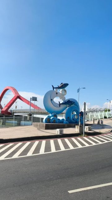 Schon mal von Taiwans „Tuna Capital“ gehört? 

Willkommen in Donggang im Süden Taiwans, unweit von Kaohsiung – hier treffen fangfrischer Seafood, Küstenflair und taiwanische Kultur aufeinander. 🌊

Auf dem Huaqiao Market könnt ihr euch durch die Vielfalt des Meeres probieren – besonders bekannt ist Donggang für seinen Bluefin Tuna. 🍣

Und danach? Dapeng Bay entdecken oder von Donggang weiter nach Xiaoliuqiu – perfekt für ein kleines Inselabenteuer.

💡 Noch mehr über Donggang und weitere Reisetipps findet ihr in der neuen Ausgabe von Travel in Taiwan.

🔗 Den Link findet ihr in unserer Bio oder direkt hier: https://issuu.com/travelintaiwan/docs/travel_in_taiwan_no.137_2026_9_10_

🎥 Taiwan Tourism Administration

#TaiwanUrlaub #ErlebeTaiwan #VisitTaiwan #Donggang #Pingtung #TaiwanTravel #TaiwanFood