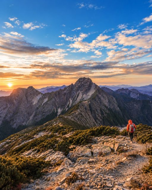 ⛰ TAIWAN VON GANZ OBEN.

3.952 Meter über dem Meeresspiegel. Die ersten Sonnenstrahlen am Horizont. Unter euch ein endloses
Meer aus Wolken.☁✨

Willkommen auf dem Yushan – auch bekannt als Jadeberg oder Mount Jade, dem höchsten Berg Taiwans
und Nordostasiens!

Wer Taiwan einmal von einer ganz anderen Seite erleben möchte, findet hier ein echtes Abenteuer.🥾

Die klassische zweitägige Trekkingroute führt vom Tataka Trailhead durch dichte Bergwälder, vorbei an beeindruckenden Hochgebirgslandschaften bis zur Paiyun Lodge. Noch vor Sonnenaufgang beginnt der letzte Aufstieg zum Gipfel – mit etwas Glück belohnt von einem Panorama, das man so schnell nicht vergisst. 🌄

💡 Gut zu wissen: Für die Besteigung sind eine gute Kondition, Trittsicherheit und die entsprechenden Genehmigungen erforderlich. Besonders Oktober und November gelten häufig als attraktive Monate für die Tour.

Neugierig geworden? In unserem neuen Artikel erfahrt ihr alles über die Route, die Vorbereitung, die beste Reisezeit und die Besonderheiten des Yushan-Nationalparks.

🔗 Den vollständigen Artikel findet ihr hier oder über den Link in unserer Bio: https://www.taiwantourismus.de/zentrum/den-jadeberg-besteigen/

💬 Wäre die Besteigung des Jadebergs etwas für eure Bucket List?

📷 Shutterstock

#TaiwanUrlaub #ErlebeTaiwan#Yushan #Jadeberg #MountJade