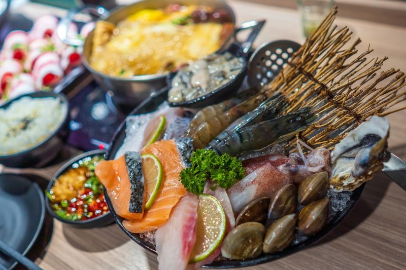 Schön angerichteter Teller voller frischem Fisch und Meeresfrüchte.
